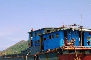Bình Định thưởng 106 triệu đồng cho ngư dân lai dắt 'tàu ma' về bến