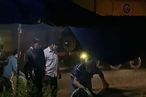 Chồng gục ngã bên thi thể vợ và 2 người con bị xe tải lùi cán chết ở Phú Yên