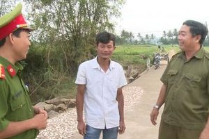 Công an viên cứu người dân khỏi dòng lũ dữ