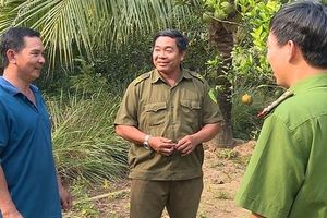 Công an viên cứu người trong lũ dữ