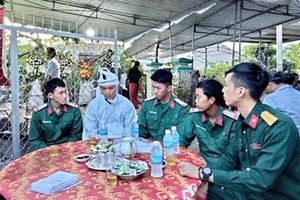 Giúp đồng đội vượt qua đau thương