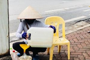 Hiểm họa cháy, nổ từ những điểm bán xăng lẻ trên vỉa hè Hà Nội