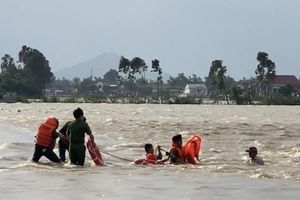 Khen thưởng 2 cá nhân cứu người bị lũ cuốn trôi