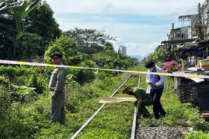 Kiểm sát hiện trường nam thanh niên tử vong trên đường ray xe lửa