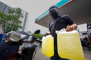 Mua can xăng tích trữ, khác nào 'ôm bom về nhà'
