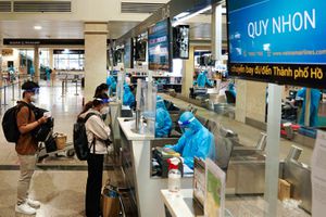 Những hành khách đầu tiên bay thương mại từ TP.HCM sau dịch