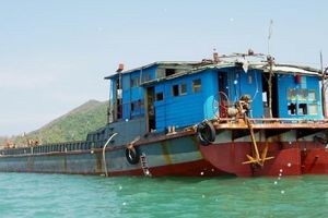 Thưởng hơn 100 triệu cho các ngư dân lai dắt tàu vỏ sắt không người vào bờ