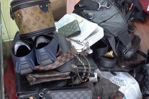 Truy quét 'vương quốc' hàng nhái Saigon Square: Các thương hiệu lớn như Chanel, Hermes, Louis Vuiton...nói gì?