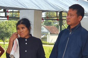 Vụ giẫm đạp ở Hàn Quốc: Người cha chết lặng nhìn con gái được đưa về nhà