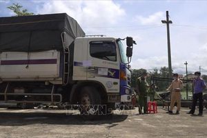 Xe tải liên tiếp tông gãy các barie để vượt chốt kiểm dịch COVID-19