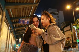 Bạn trẻ 'check-in' khi đêm về ở trạm xe buýt cuốn hút bậc nhất Sài Gòn