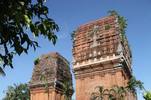Tháp Đôi - vẻ đẹp cổ kính trong lòng thành phố biển Quy Nhơn