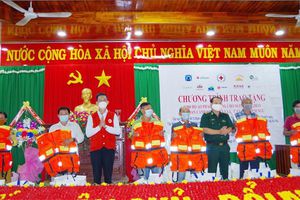 Tặng áo phao cứu sinh đa năng cho lực lượng cứu hộ, cứu nạn và ngư dân tỉnh Bình Định