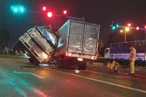 Tin giao thông đến sáng 23/1: Tai nạn xe ben- xe tải khiến 2 người tử vong