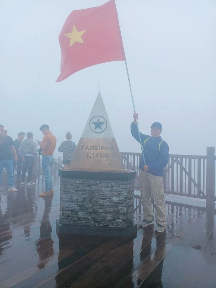 Đi xe máy 42 ngày xuyên Việt, thầy giáo 52 tuổi kể lúc chặn đầu ô tô trên 'đèo gió hú' 19