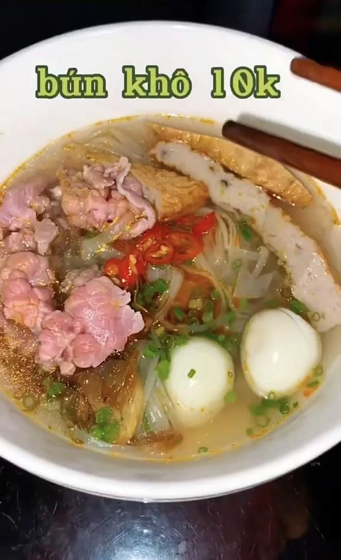 Dạo một vòng khu chợ rẻ bậc nhất Việt Nam tại Bình Định: Cầm 50k ăn được đủ món 30