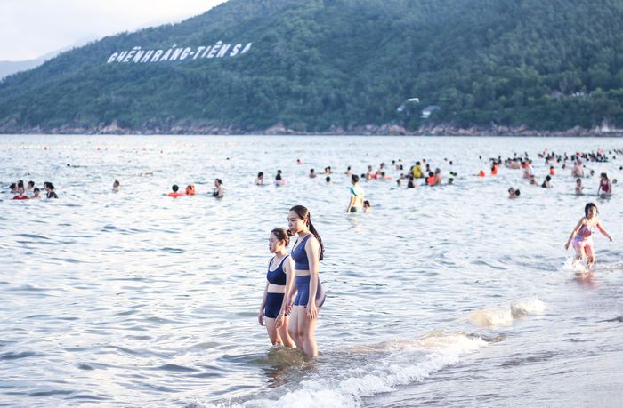 Biển Quy Nhơn đông đúc nhộn nhịp trong ngày đầu nghỉ lễ 2/9 2