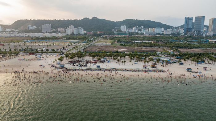 Du khách đổ về các bãi tắm miền Bắc và miền Trung 5