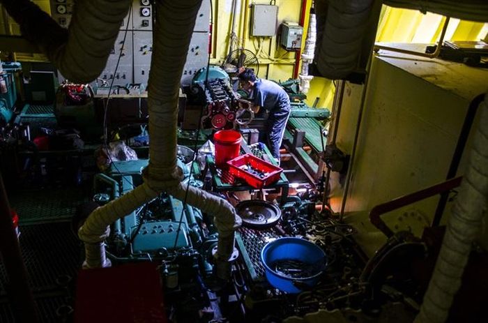 1a7d28d1a3934acd1382 'Cuộc chiến' ánh sáng giữa biển khơi 11