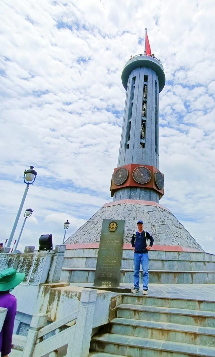 1ef78dc35481bddfe490-1 Thầy giáo 52 tuổi đi xe máy xuyên Việt, kể lúc chặn đầu ô tô trên 'đèo gió hú' 26