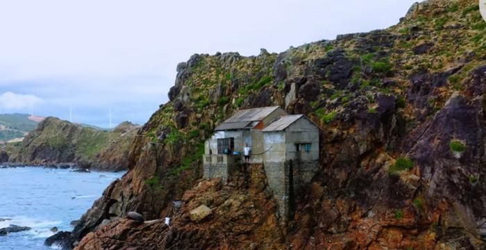 2251ba5a4118a846f109 Ngôi nhà đặc biệt nằm giữa lưng chừng vực thẳm, view hướng thẳng ra biển ở Quy Nhơn 2