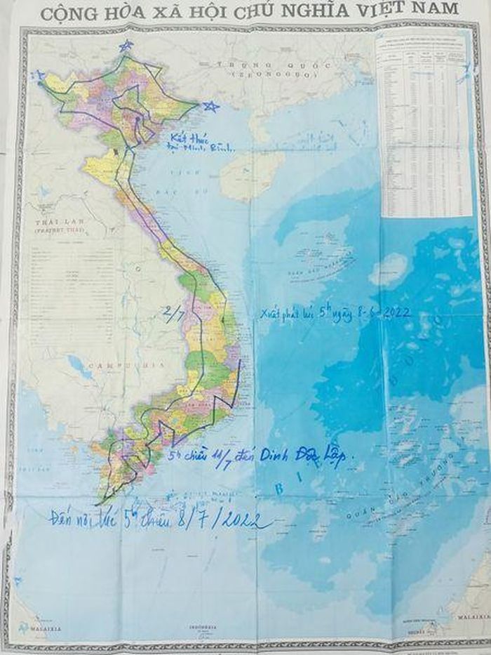 2423bc1765558c0bd544-1 Thầy giáo 52 tuổi đi xe máy xuyên Việt, kể lúc chặn đầu ô tô trên 'đèo gió hú' 12