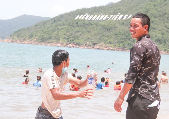 26f761ae8dec64b23dfd Bãi biển đông nghịt người xuống tắm 'xả xui' giữa trưa Tết Đoan Ngọ 7