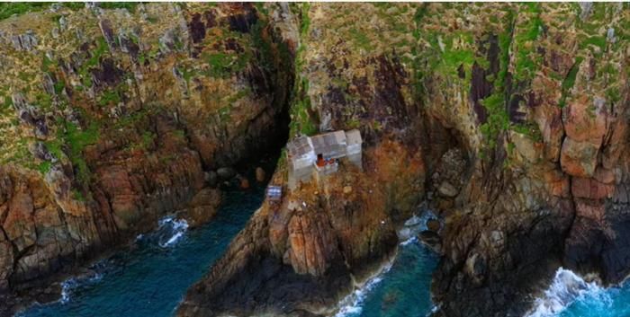 2793bd9846daaf84f6cb Ngôi nhà đặc biệt nằm giữa lưng chừng vực thẳm, view hướng thẳng ra biển ở Quy Nhơn 1