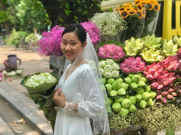 Phố Hà Nội rực rỡ và mới lạ với sắc sen Quan Âm 32