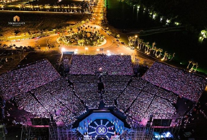 Pháo hoa rực sáng trên 'thành phố bán đảo' MerryLand Quy Nhơn trong đêm chung kết Miss World Vietnam 2022 0
