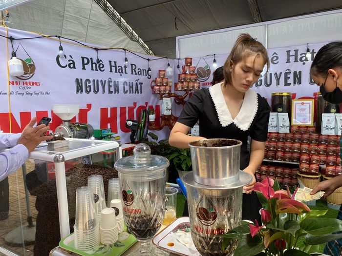 307a18afd7ed3eb367fc Du khách đổ về 'thủ phủ sầu riêng' xe nối đuôi dài cả cây số, khách thoải mái ăn tại vườn 19