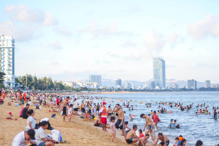 Biển Quy Nhơn đông đúc nhộn nhịp trong ngày đầu nghỉ lễ 2/9 0
