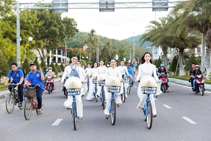 3bf0dbfc0fbee6e0bfaf Top 37 thí sinh Miss World Vietnam thướt tha trong tà áo dài, đạp xe dọc thành phố biển 23