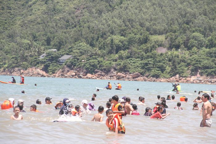 3e0c7c55901779492006 Bãi biển đông nghịt người xuống tắm 'xả xui' giữa trưa Tết Đoan Ngọ 13