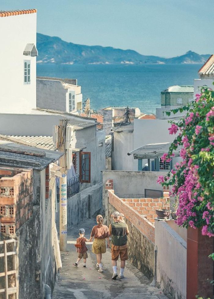 3e54b95163138a4dd302 Bé 10 tháng tuổi cùng bố mẹ phượt 100km/ngày bằng xe máy, chụp bộ ảnh đẹp như truyện tranh 47