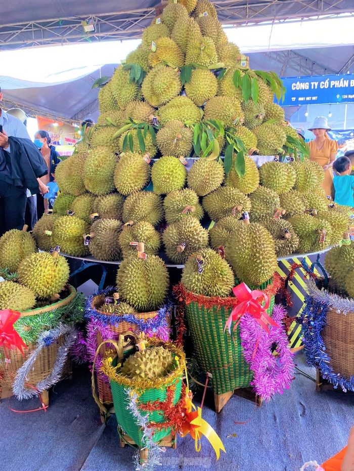 40496a9ca5de4c8015cf Du khách đổ về 'thủ phủ sầu riêng' xe nối đuôi dài cả cây số, khách thoải mái ăn tại vườn 15