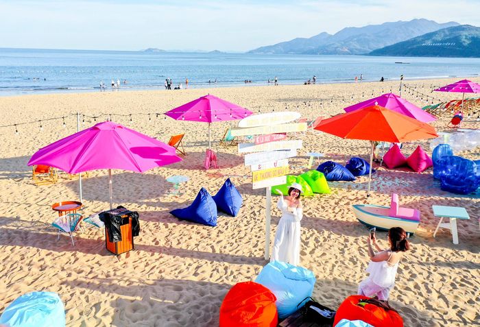 4283687aa6384f661629 Du khách đổ về biển Quy Nhơn trước lễ 2/9 12