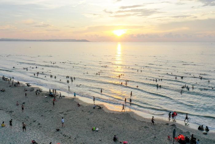 4294674b82096b573218 Du khách đổ xô đến biển Bình Định, Quảng Ngãi đón bình minh 12