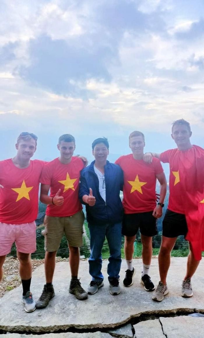 Đi xe máy 42 ngày xuyên Việt, thầy giáo 52 tuổi kể lúc chặn đầu ô tô trên 'đèo gió hú' 25