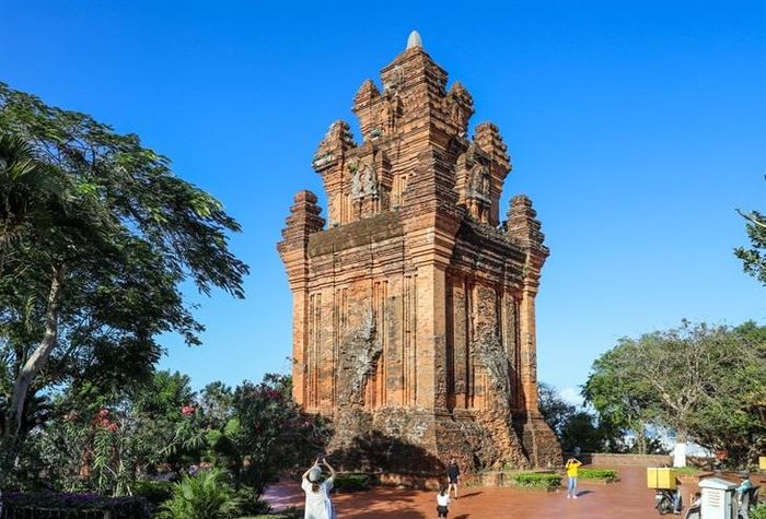 Tháp Nhạn - độc đáo kiến trúc Chăm Pa ở Phú Yên 0