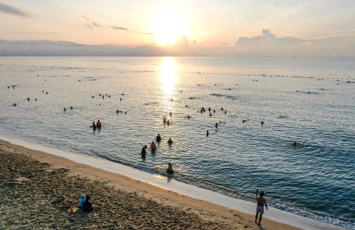 55b37a4ab4085d560419 Du khách đổ về biển Quy Nhơn trước lễ 2/9 6