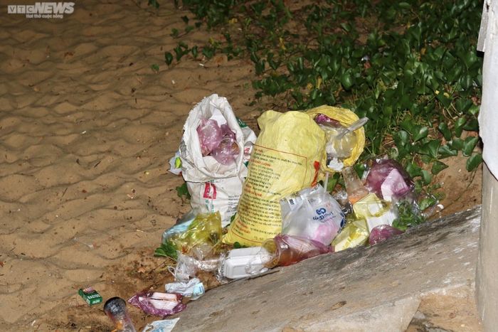 583267a0afe246bc1ff3 Nỗi lòng người lao công sau ngày đông nghẹt khách du lịch ở Quy Nhơn 39