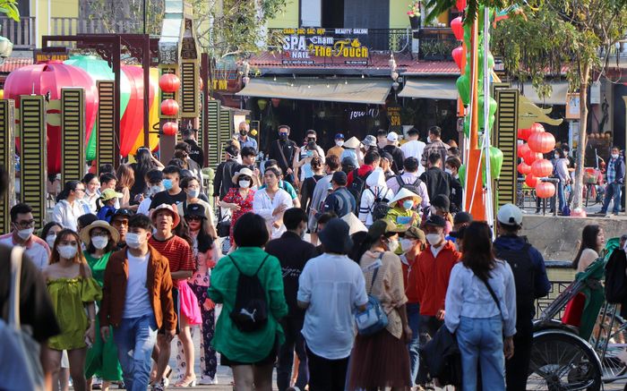 5f4fd16c572ebe70e73f Dòng người chen chân ở chợ đêm Đà Lạt, biển Vũng Tàu 23