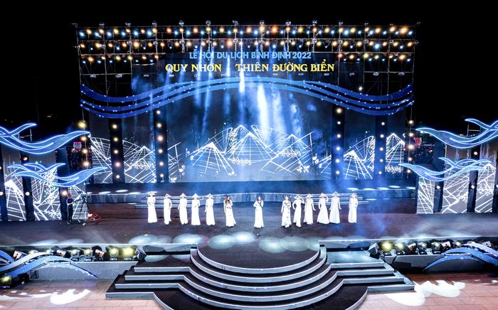 6144f0050e47e719be56 Biển người đổ ra đường xem pháo hoa đêm khai mạc Lễ hội du lịch Bình Định năm 2022 1