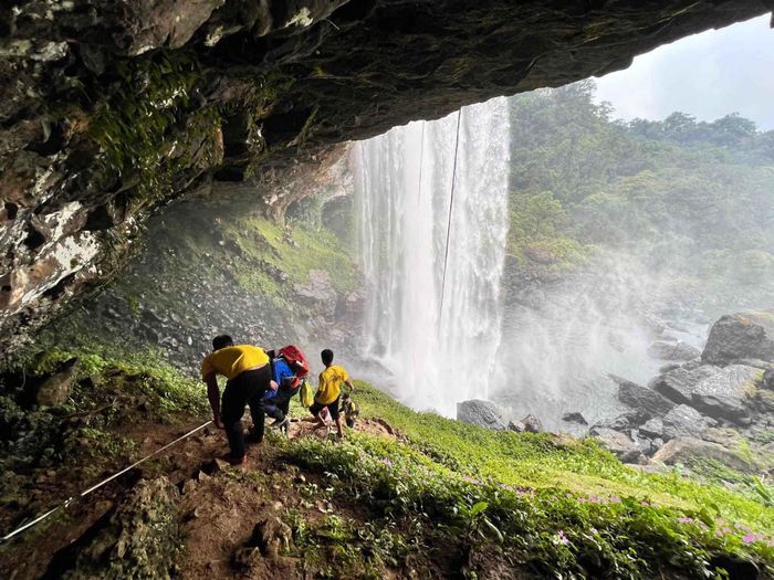 62b887ec06aeeff0b6bf Top 7 Ấn tượng Việt Nam: Hai ngày chinh phục thác Hang Én 22