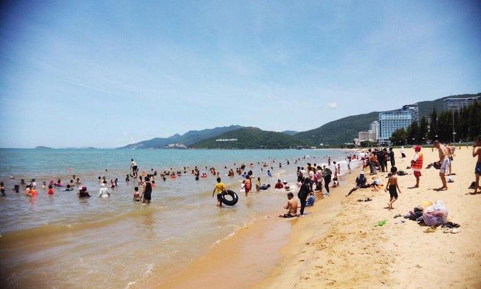 Tết Đoan Ngọ: Người dân 'xứ Nẫu' bất chấp nắng nóng ra biển 'xả xui' 0