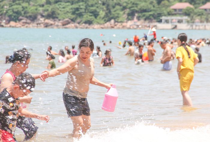 6a472f1ec35c2a02734d Bãi biển đông nghịt người xuống tắm 'xả xui' giữa trưa Tết Đoan Ngọ 4