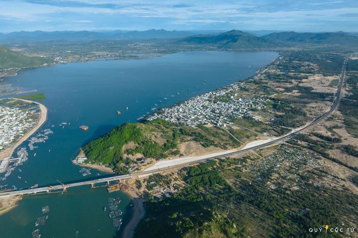 4 ngày lênh đênh biển Đề Gi, leo cột thuyền săn khoảnh khắc cá voi đớp mồi tuyệt đẹp 45