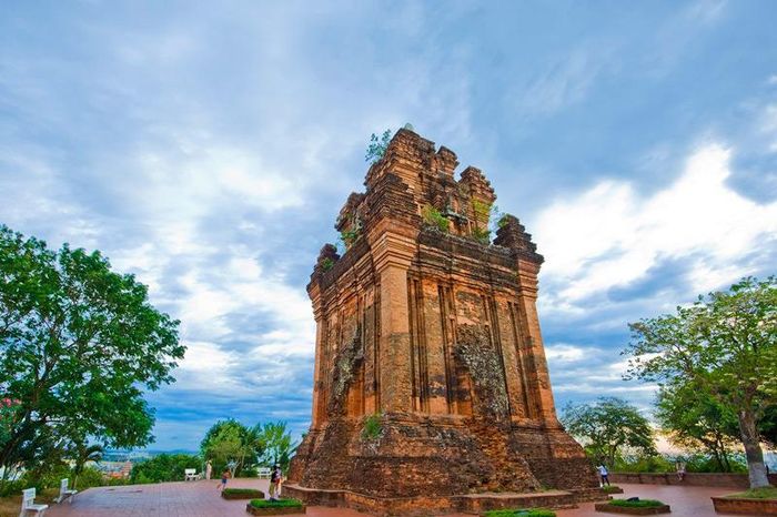 6b935543790e9050c91f Ngọn hải đăng nổi tiếng ở Phú Yên có tên là gì? 65