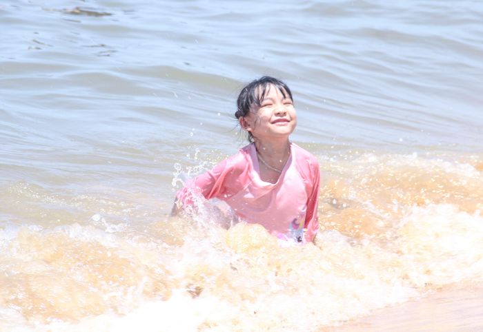 713a3163dd21347f6d30 Bãi biển đông nghịt người xuống tắm 'xả xui' giữa trưa Tết Đoan Ngọ 9